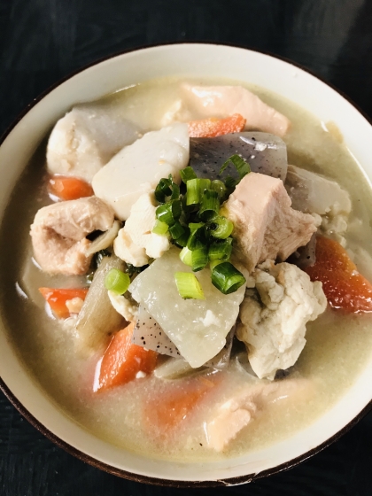 レシピを参考にして作ってみました。色々な食材が沢山入っていて健康的な一品ですね。野菜の甘みと鶏肉の旨みがよく出ていて体が温まって美味しくいただけました。
