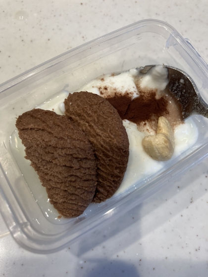 クッキーとカシューナッツのヨーグルト