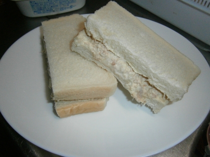 冷蔵庫にちょうど、半端なツナ缶とたまねぎがあったので作ってみました～。美味しかったです！サンドウィッチ用のパンがなかったので6枚切りで代用です・・・。