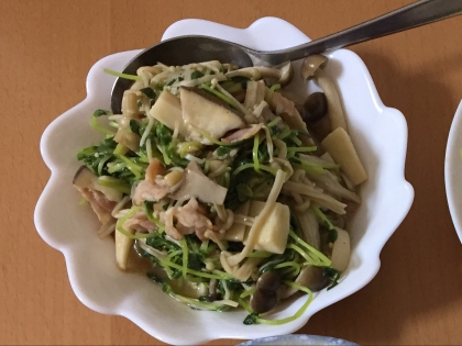 豆苗初めて食べました！火が通ってもシャキシャキで他の野菜にない食感！完全にはまりました。水耕で育ててまた作ります。