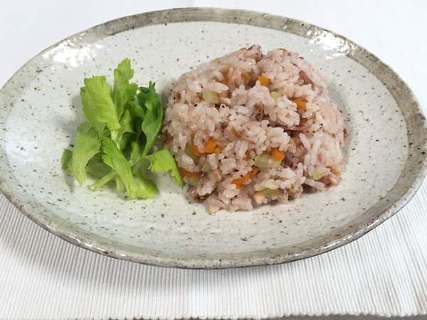 ベージュの皿に盛られたベーコンと乾燥スルメの炊き込みごはん