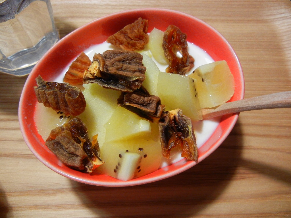 リンゴ・干し柿・キウイのヨーグルト