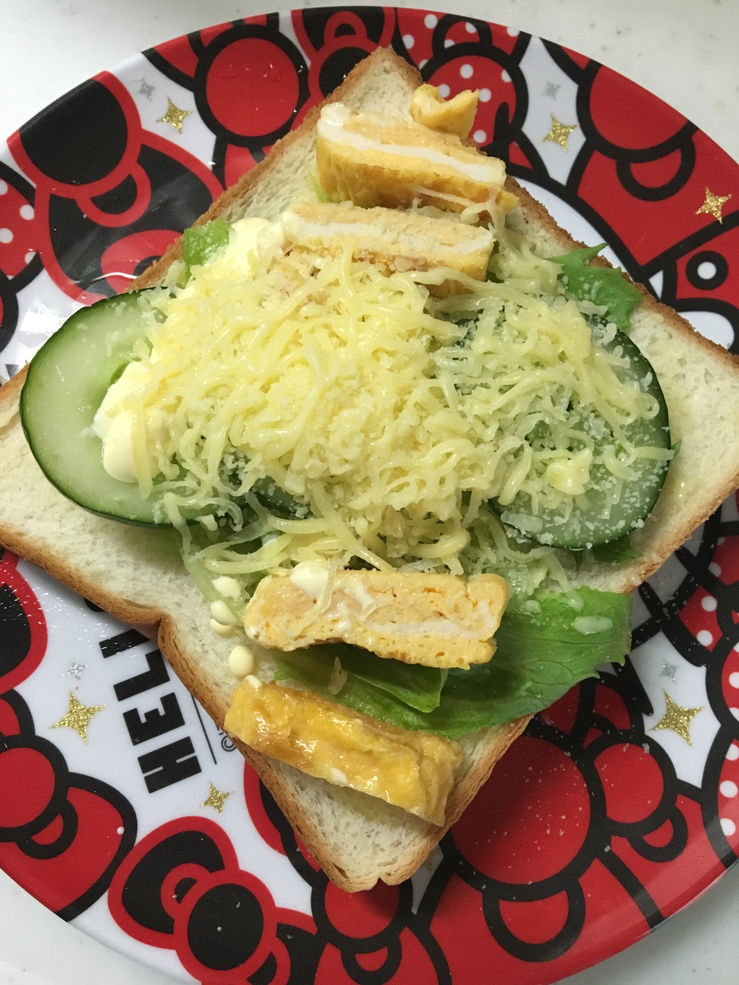 食パンで☆焼き卵ときゅうりの細切りチーズトースト☆