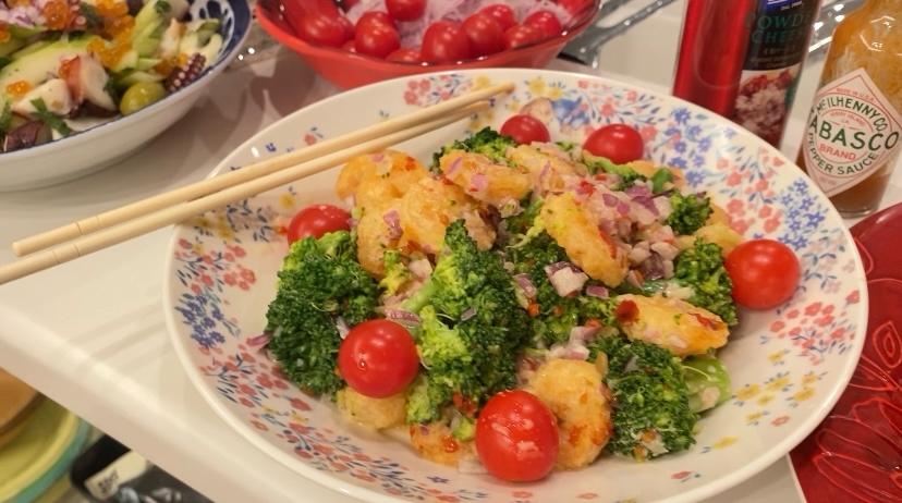 彩が良い!えびとブロッコリーのチリソース和え