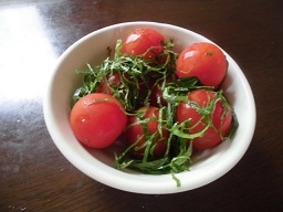 暑い日はさっぱりしたおかずが食べやすくていいですね。
トマトがおいしく食べられます。