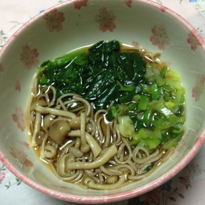 こんばんは(^-^)/旅行から帰ったのかな？まだかな？首を長くしながらレポしてます。麺が1/2だからカロリーが軽減デスよね！ほうれん草が多いかな？おご馳走様♪