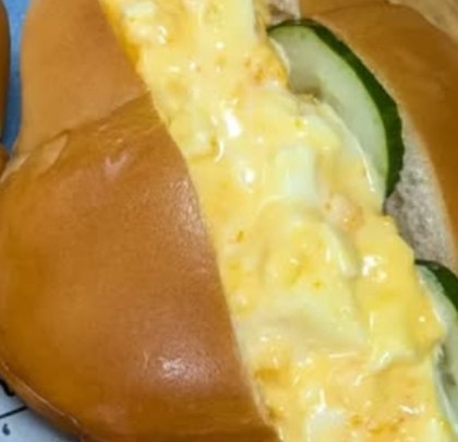 ロールパンでサンドイッチ( たまご レタス )