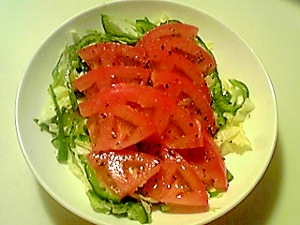 千切り野菜とトマトのサラダ！