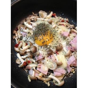 ハムとしめじの巣ごもり風