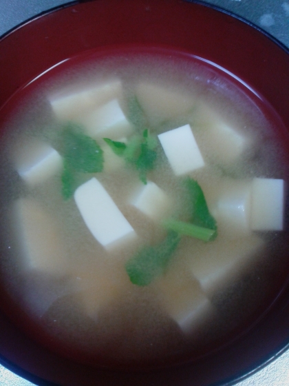 豆腐と大根の葉の味噌汁