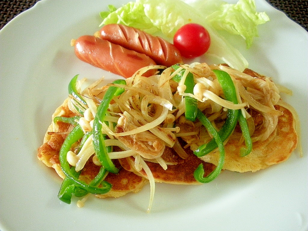 ウインナーともやし、ピーマンの大豆粉パンケーキ朝食