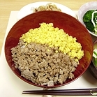 肉とたまごのそぼろ丼