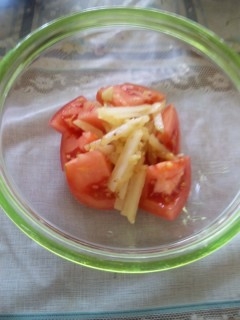 トマトとじゃがいものにんにくサラダ