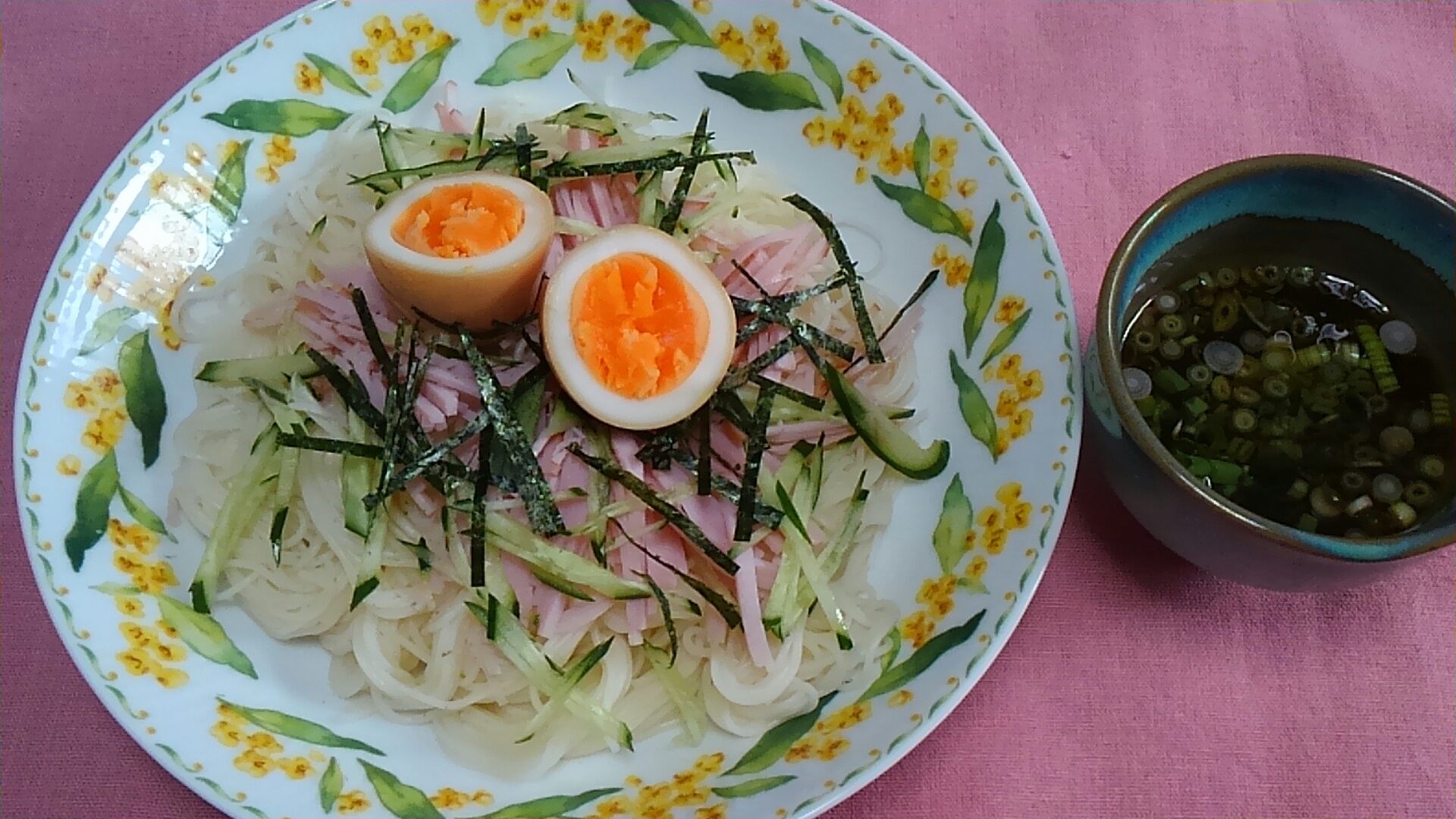 味付け卵のせ　ハムときゅうりの素麺＊