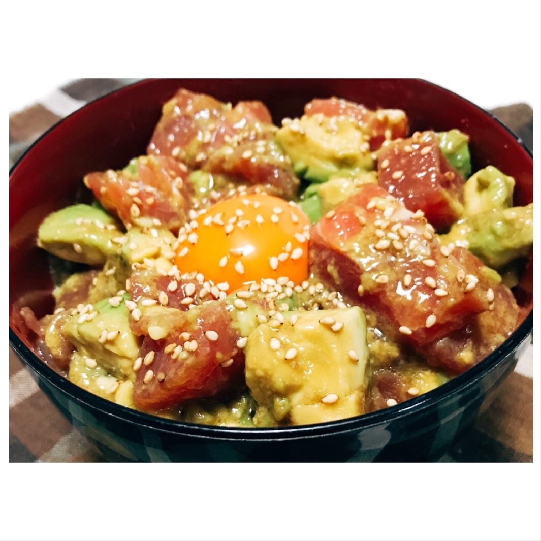 簡単なのに絶品☆マグロとアボカドのユッケ丼