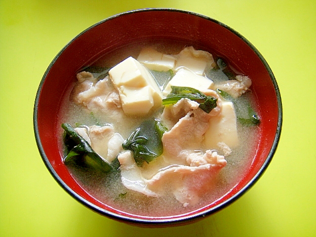 豆腐と豚肉わかめの味噌汁