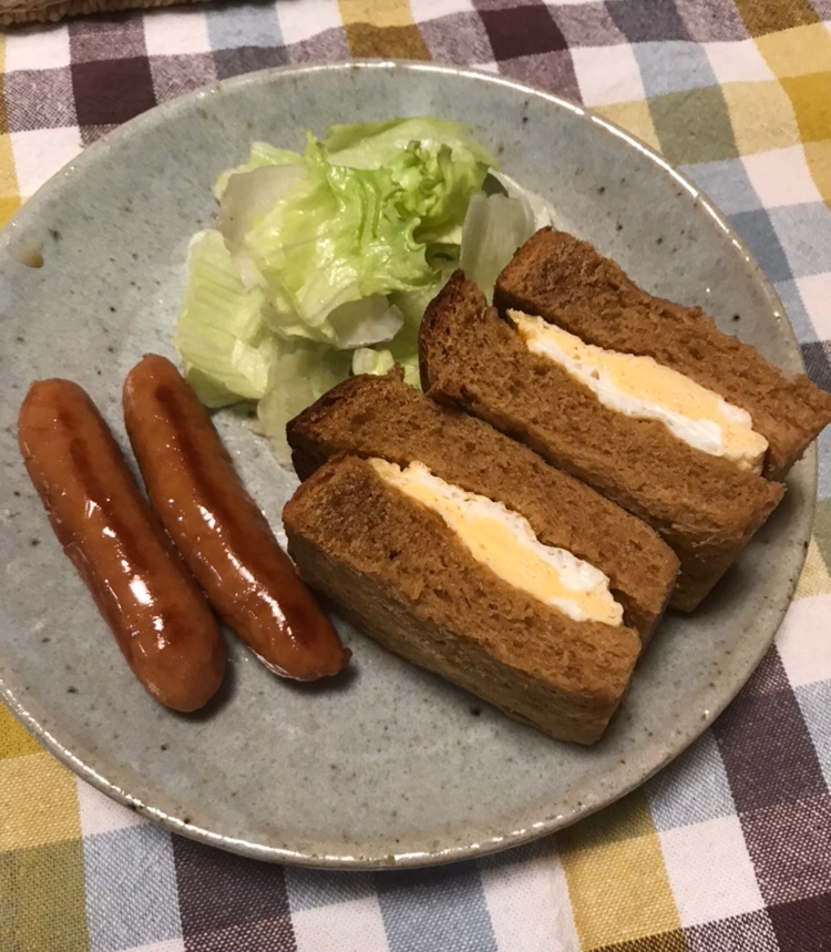 だし巻き卵サンドとサラダの朝ごはん