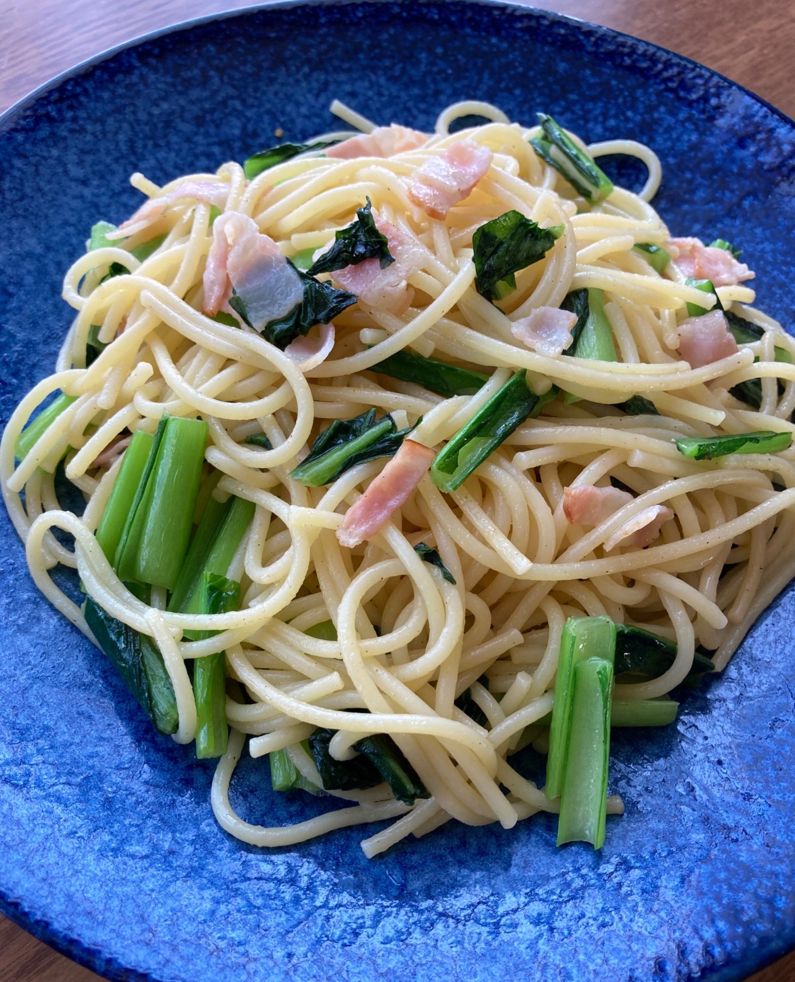 フライパンひとつで作る小松菜とベーコンの和風パスタ