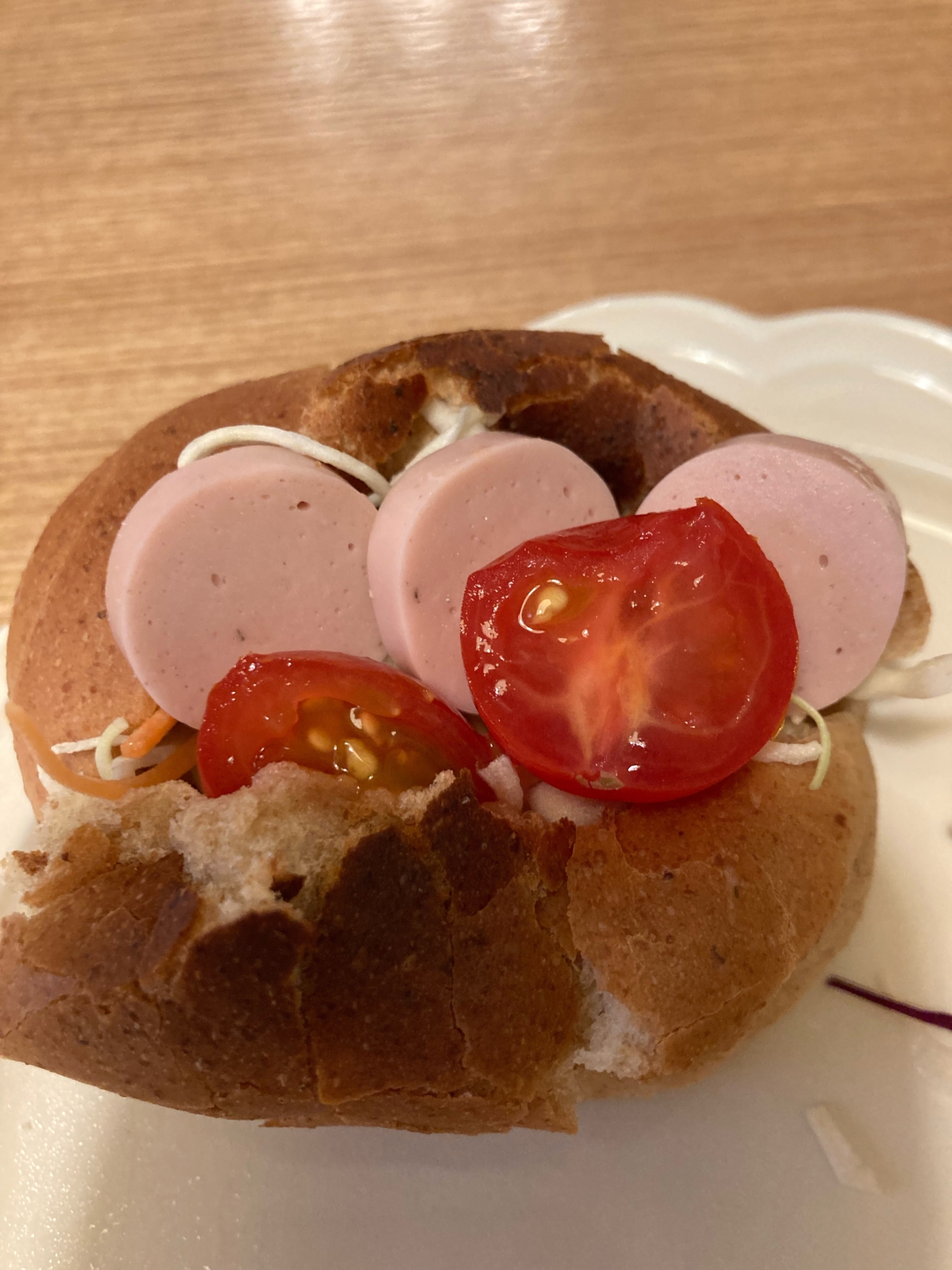 トマトと魚肉ソーセージサンド