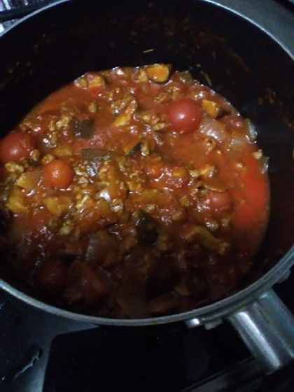 ミニトマトを入れて野菜をごろごろに切って作らせていただきました。味はとっても美味しかったです！家族も喜んでくれました。