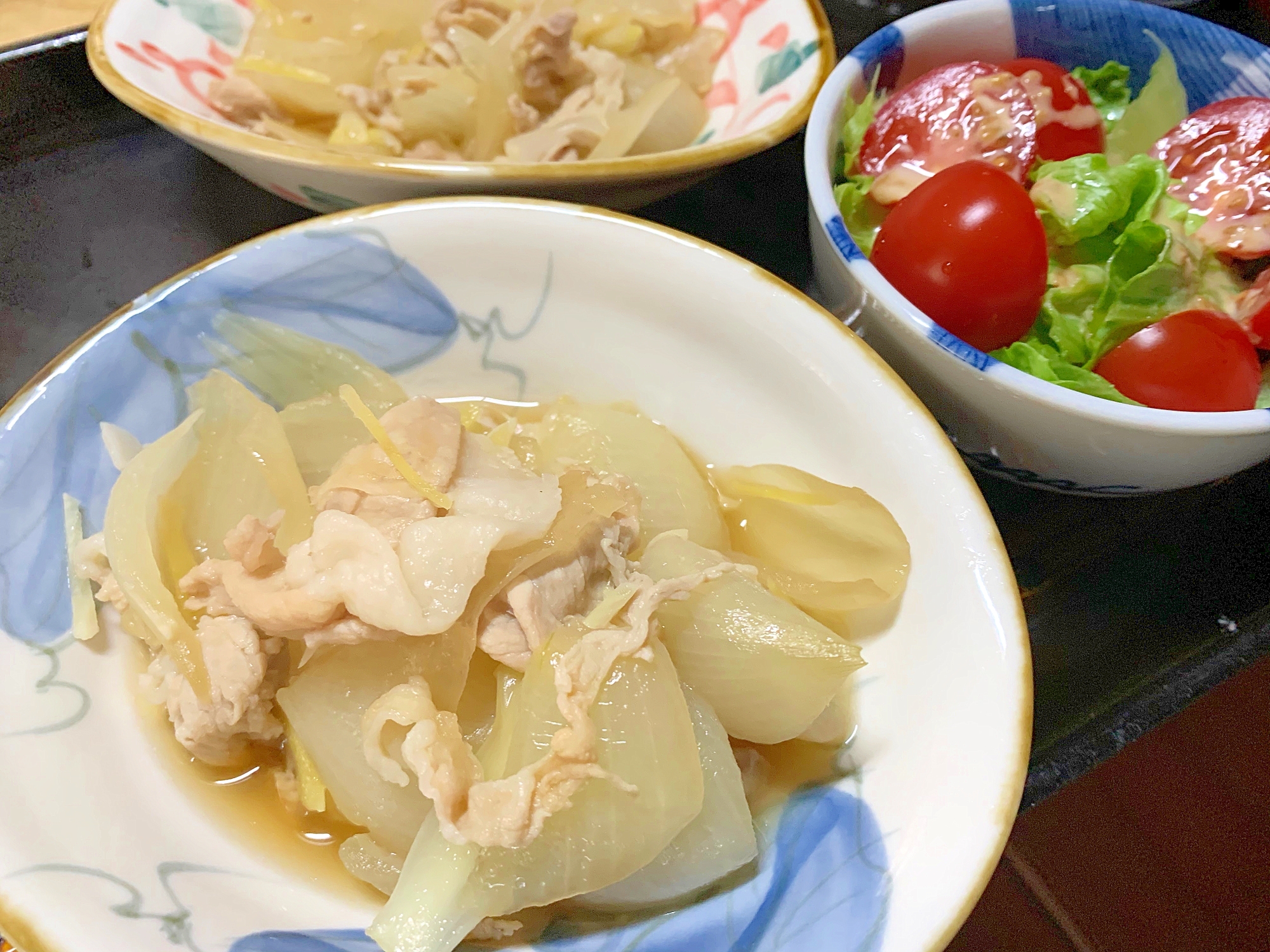 玉ねぎの甘みだけで豚肉と蒸し煮