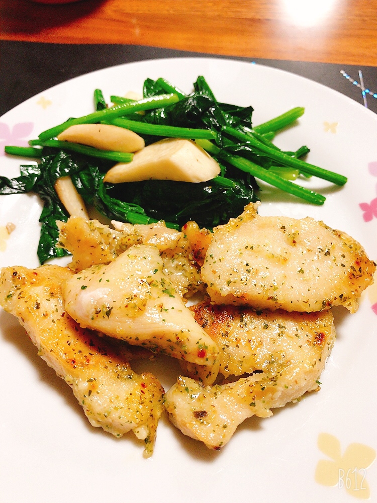 味付け濃いめ⭐鶏胸肉の簡単ガーリック風味炒め