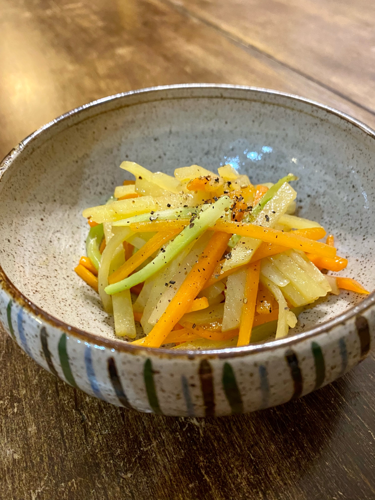 じゃがいもとにんじんの【塩バター炒め】