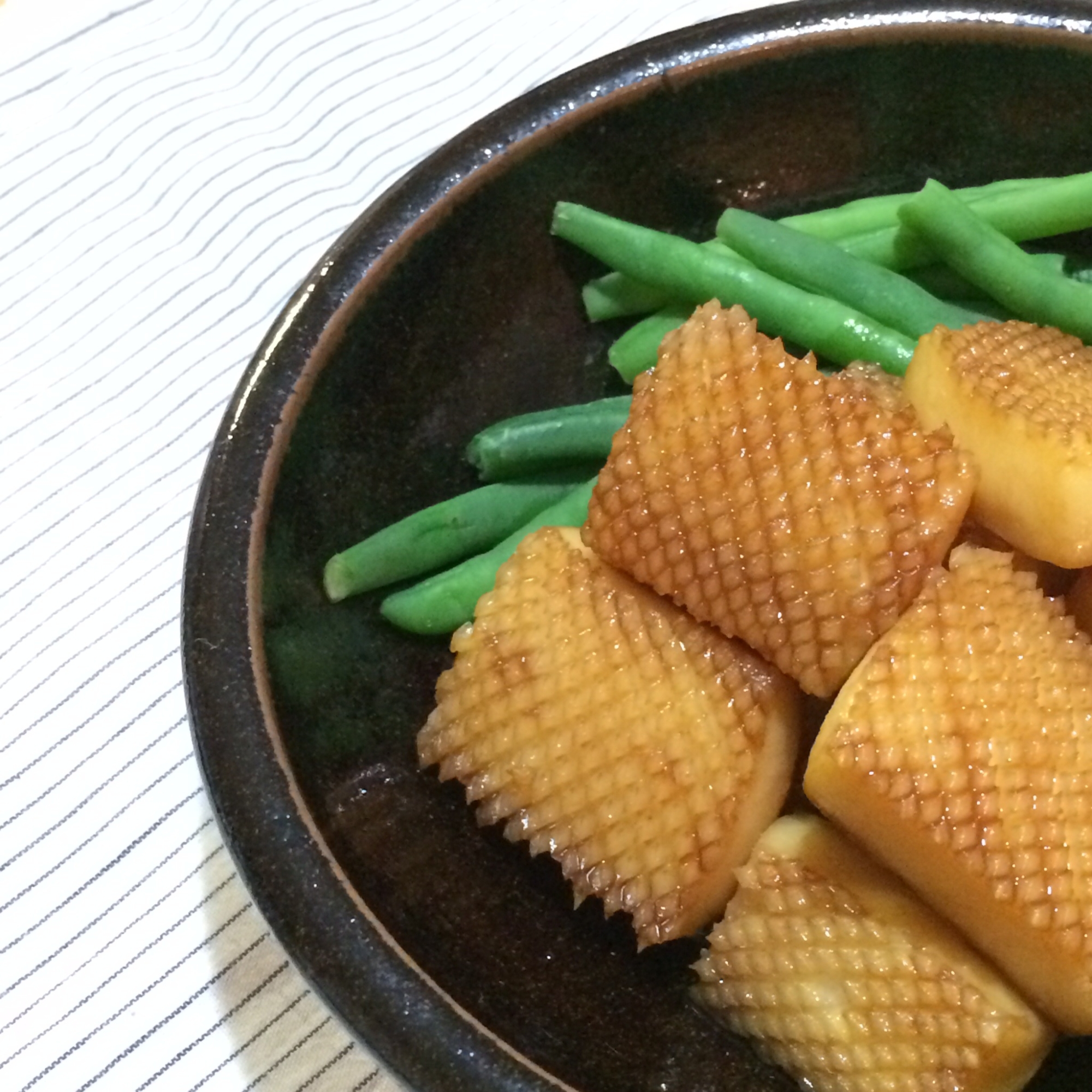 黒い器に盛り付けた冷凍イカの甘辛煮