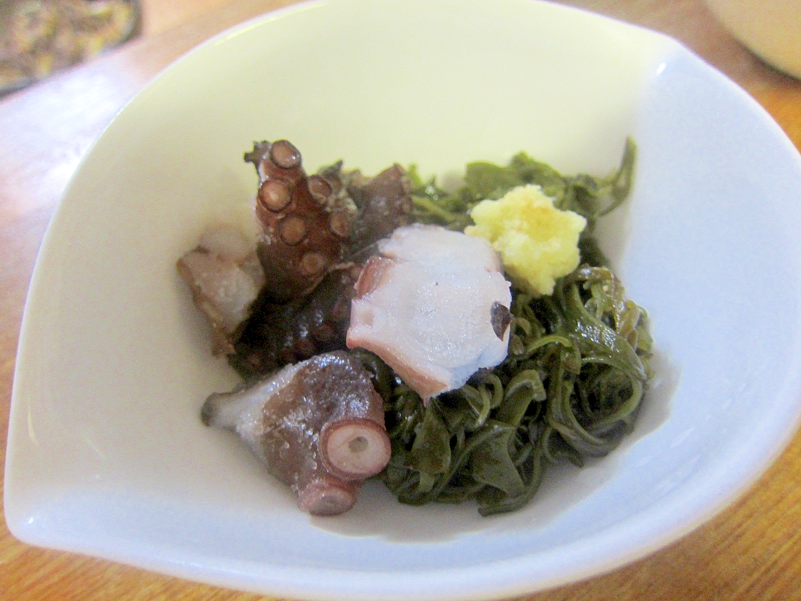 蛸と生姜蜂蜜モズクのサラダ