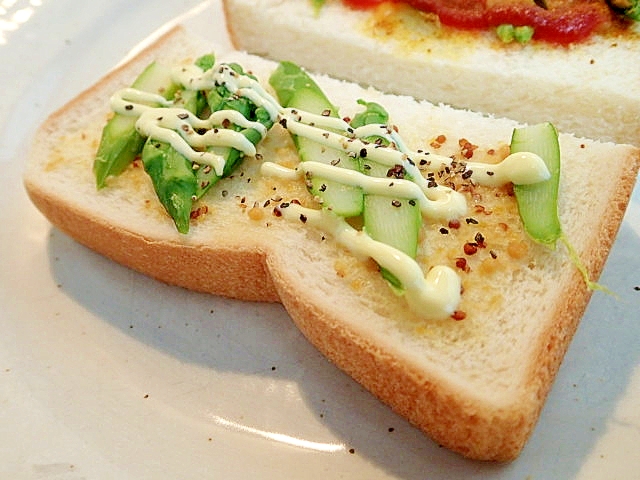 アスパラガスのスパイシートースト