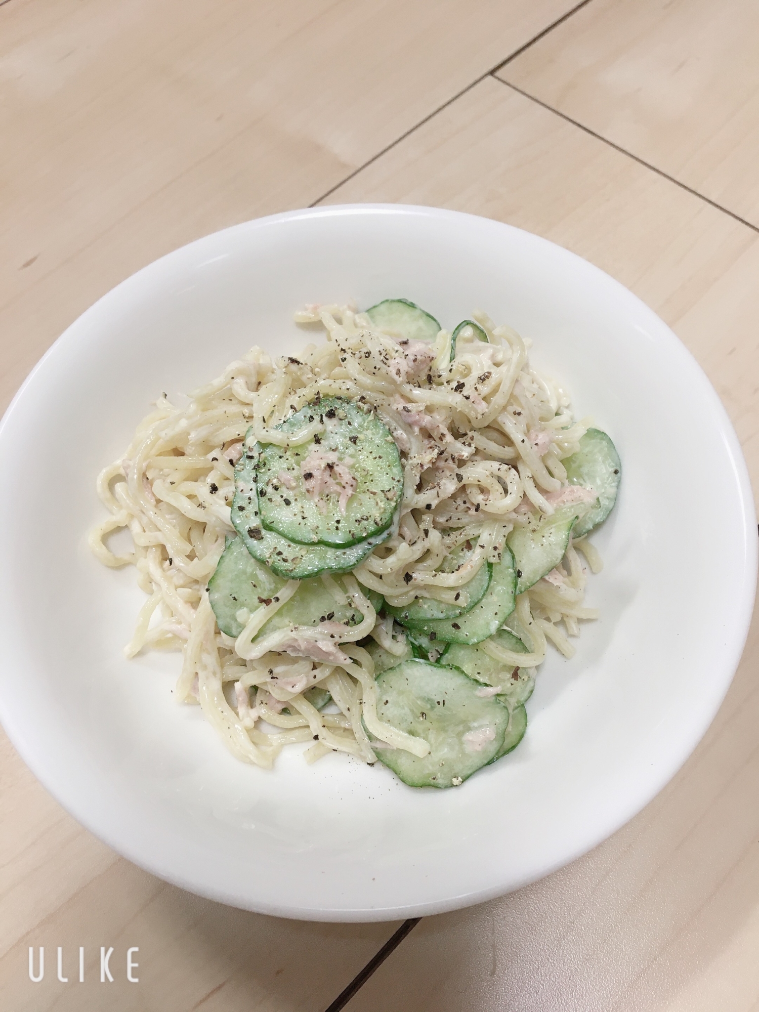 余った中華麺で簡単サラダ