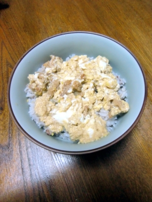 鶏皮と卵で！みなしご丼