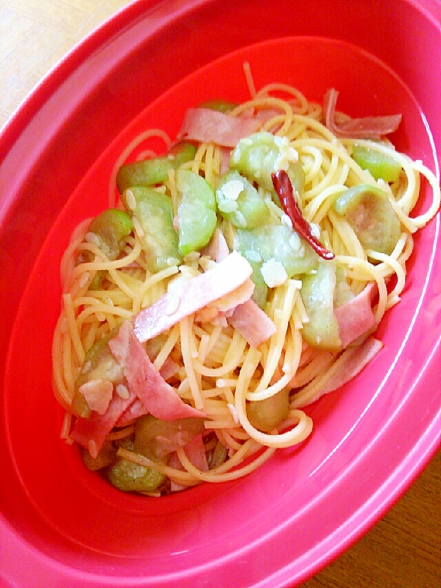 ヘチマとベーコンのペペロンチーノパスタ