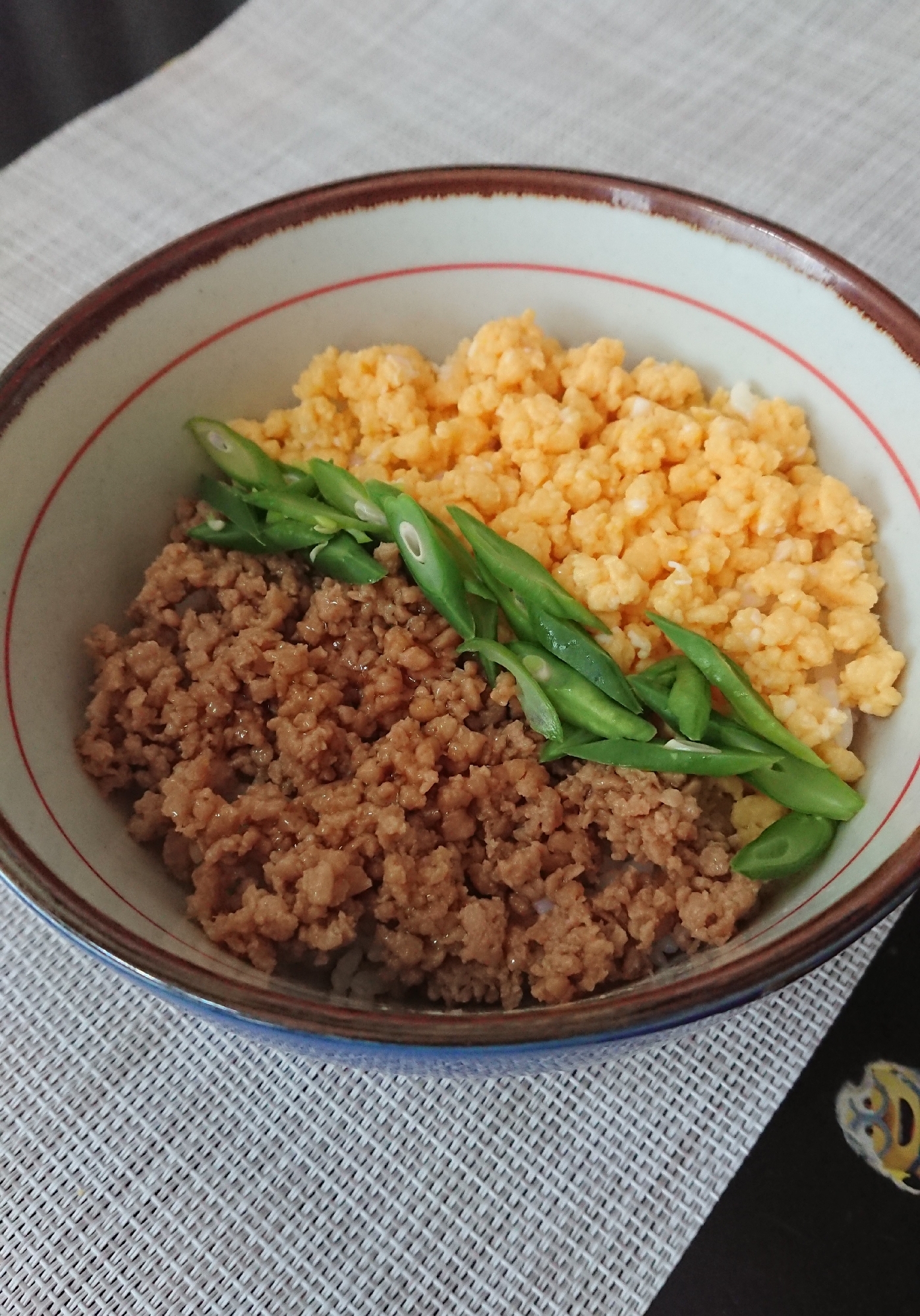 お弁当にもランチにも！3色そぼろ丼