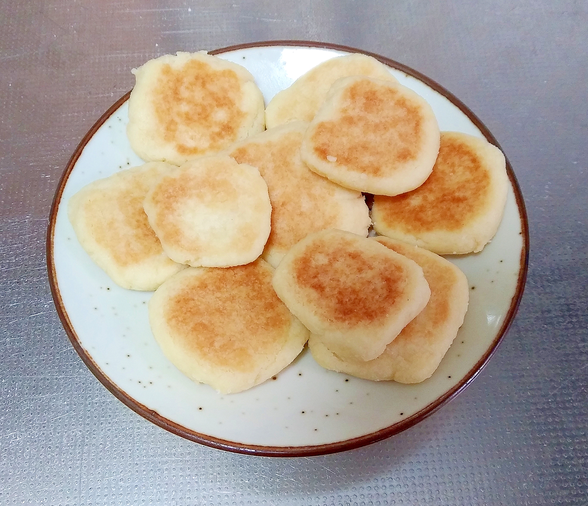 フライパンで作る、小麦粉と砂糖とバターのクッキー