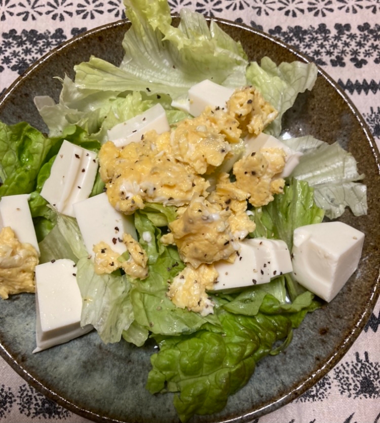 サニーレタスと炒り卵、絹豆腐のサラダ