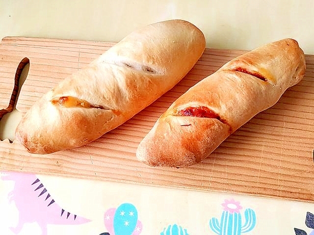 ミニフランスパン風？チーズとソーセージの総菜パン♪