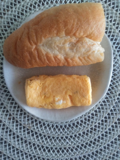 粉チーズの卵焼きとドイツパンのワンプレートランチ