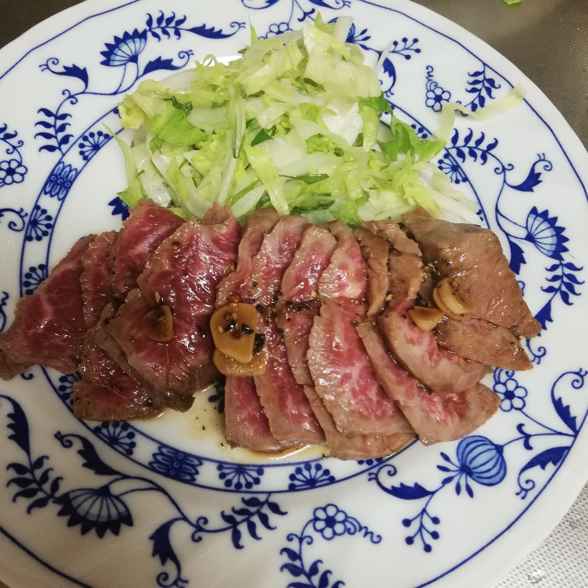 牛もも肉のステーキ、にんにくソース