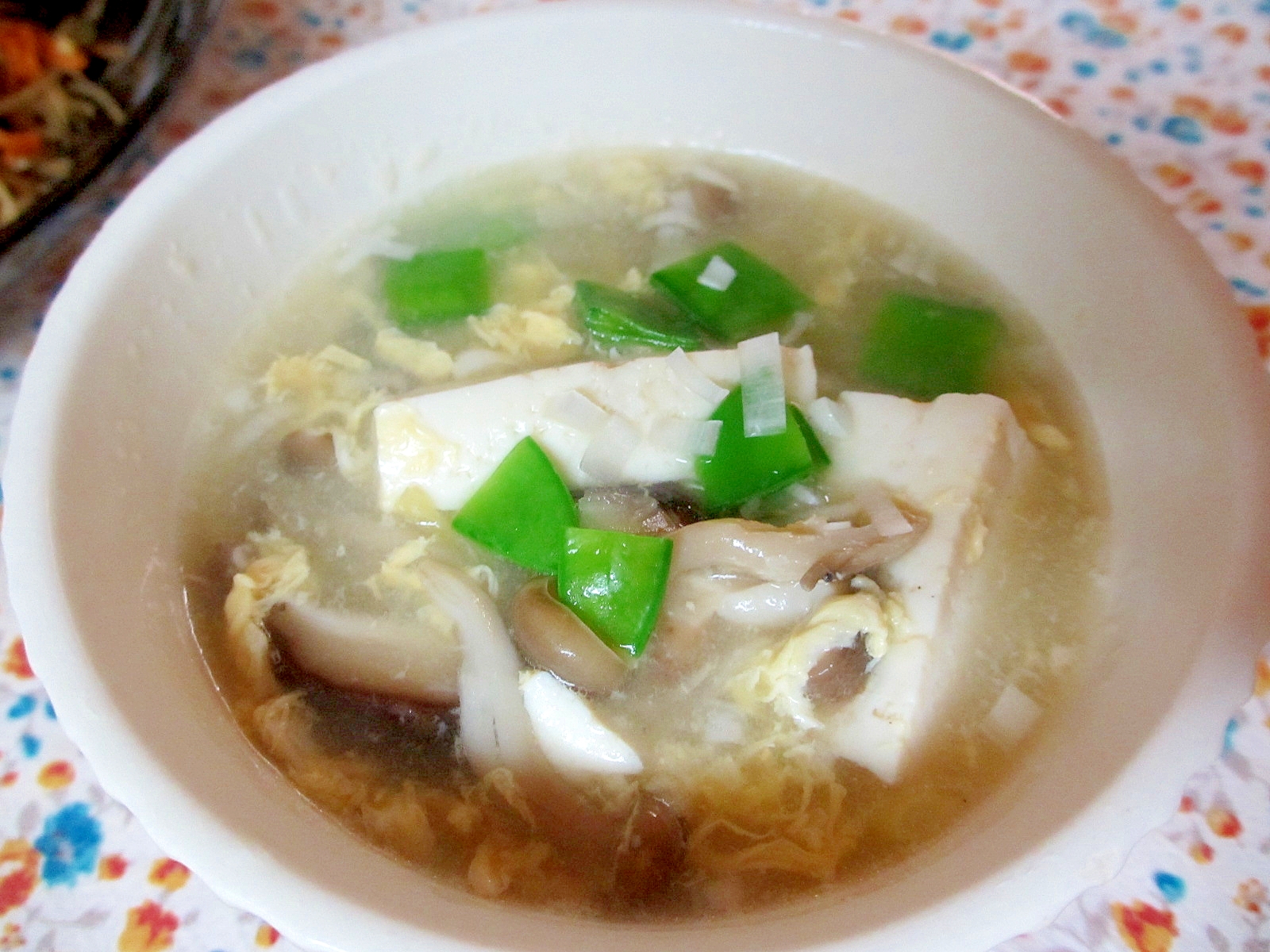 豆腐としめじと椎茸の卵スープ