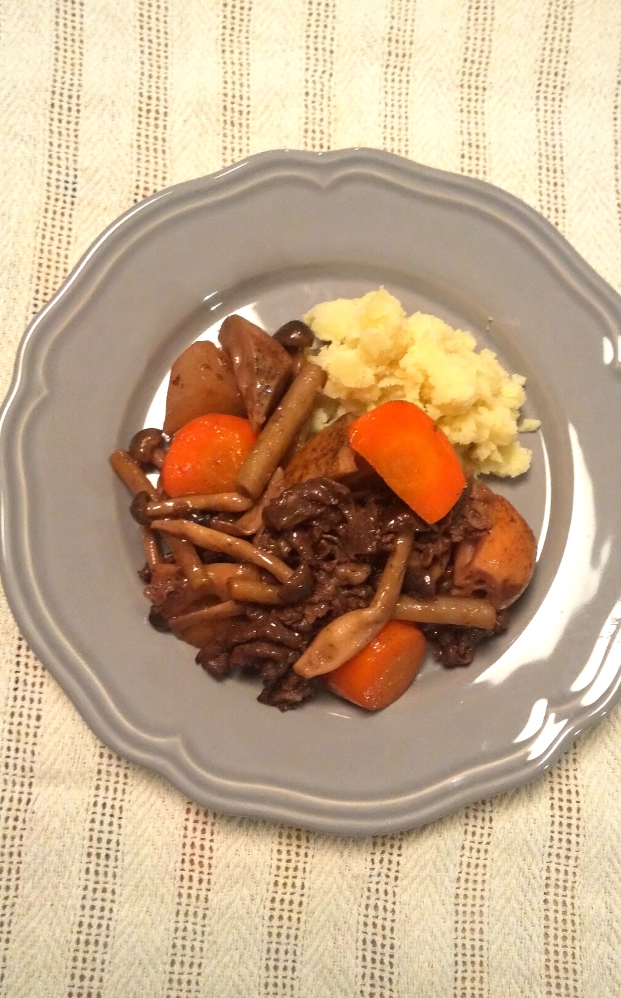 牛肉と根菜の赤ワイン煮