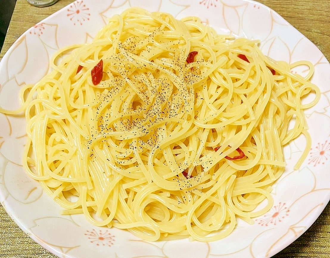 鶏手羽元塩煮の出汁リメイクのペペロンチーノパスタ