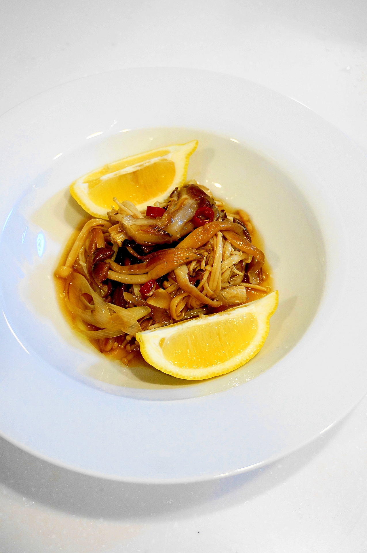 じっくり焼くと旨味倍増！焼きキノコのマリネ