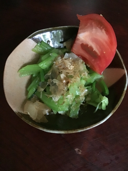 レンジで小松菜のおひたし、鰹節添え