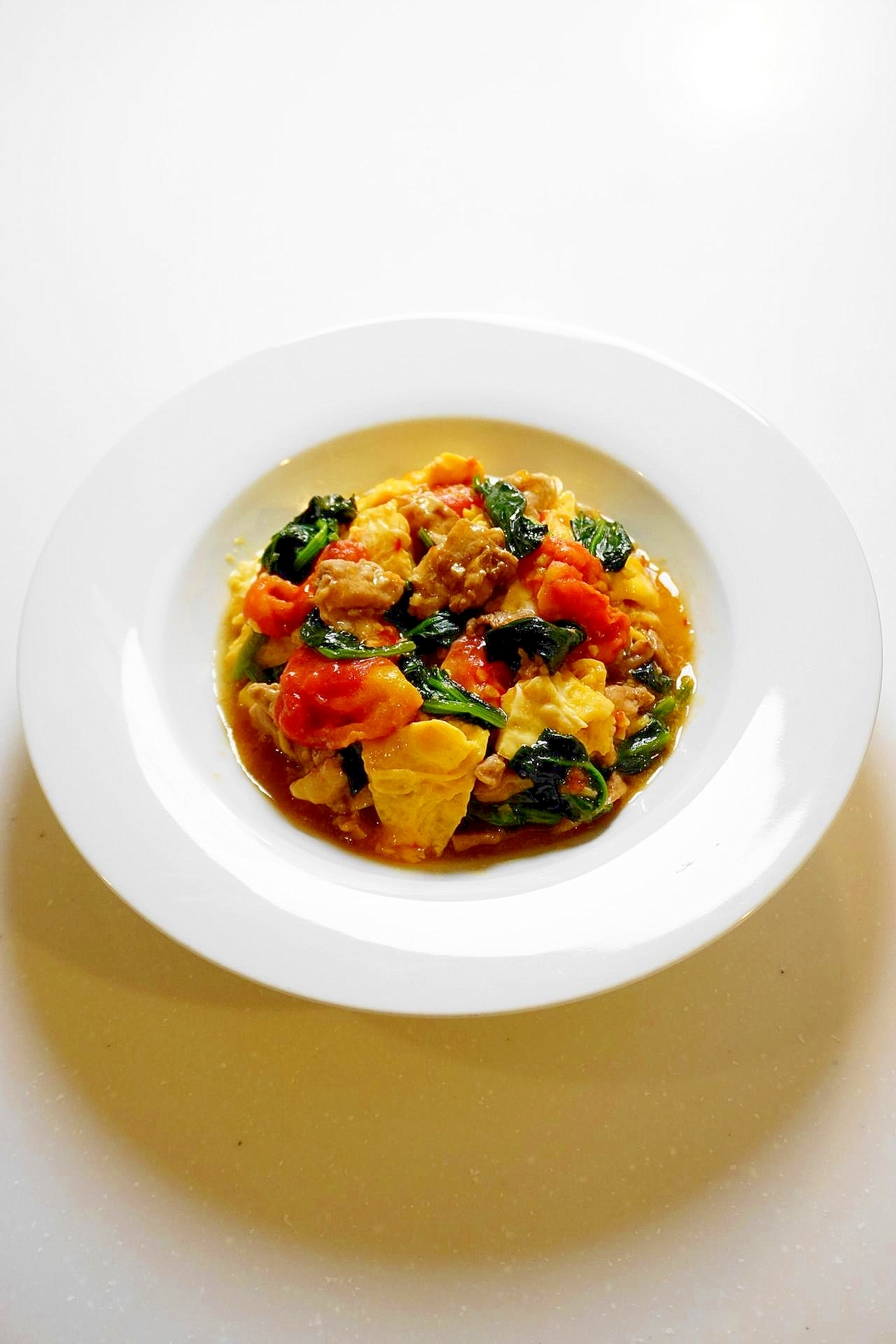 ふわふわ卵が絶品！ほうれん草とトマトの豚肉の卵炒め