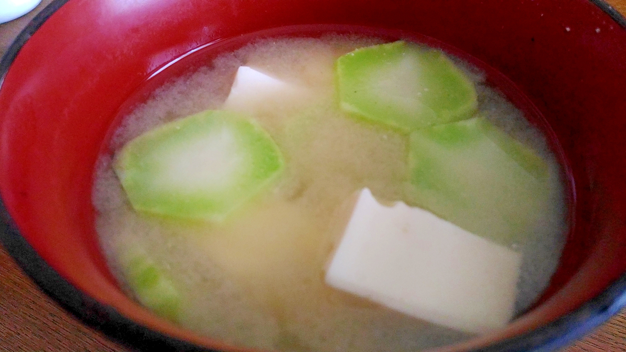 豆腐とブロッコリーの茎の味噌汁