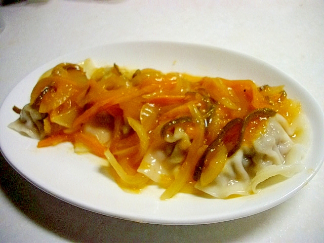 白い皿に盛り付けた冷凍水餃子の野菜あんかけ