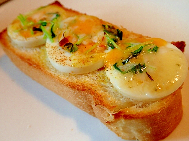ゆで卵と豆苗とチーズのタルタルカレートースト