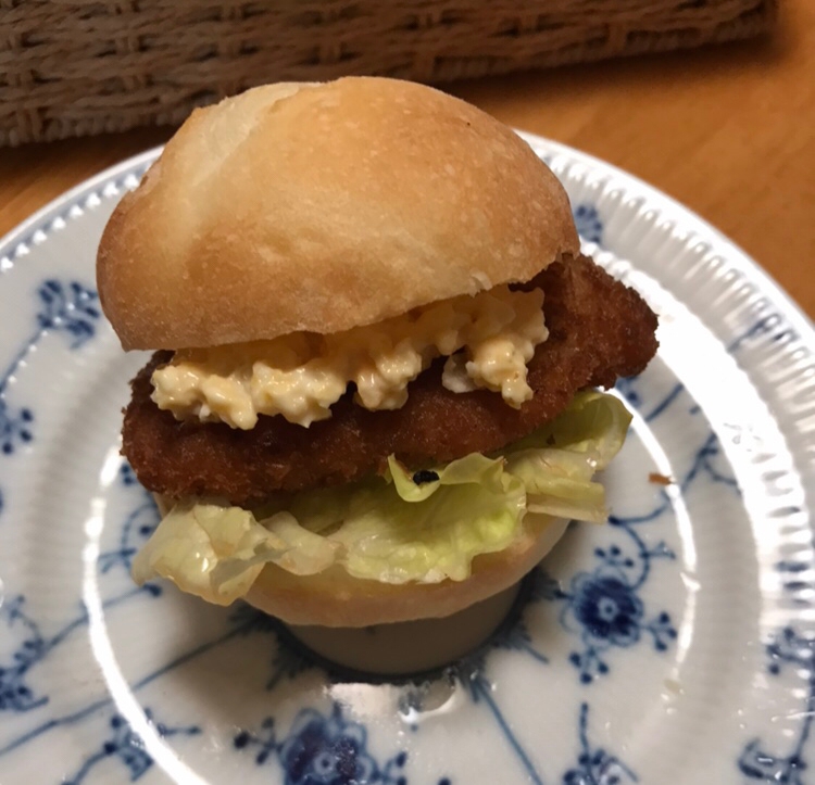 卵サラダとチキンカツのサンド