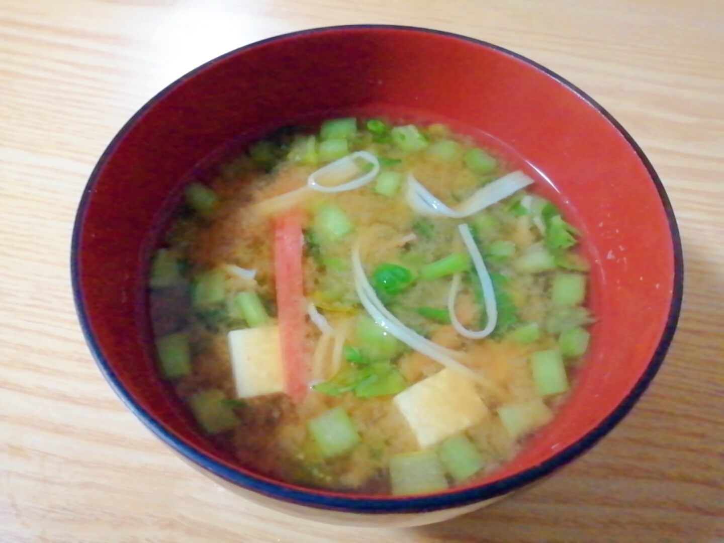 豆腐とカニカマと大根葉の味噌汁